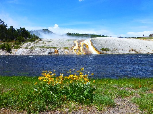 Movie of geyser flow into the Firehole River,  Day 3 - 8.8 mb